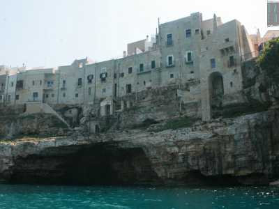 Ed � proprio sotto queste abitazioni che si trova la prima cavit� marina, che ci accoglie con la sua �bocca� rocciosa spalancata. �Questa � la �grotta della cattedrale� � ci dice Dorino -, chiamata cos� perch� in passato preti e suore scendevano per fare il bagno tramite una scaletta�